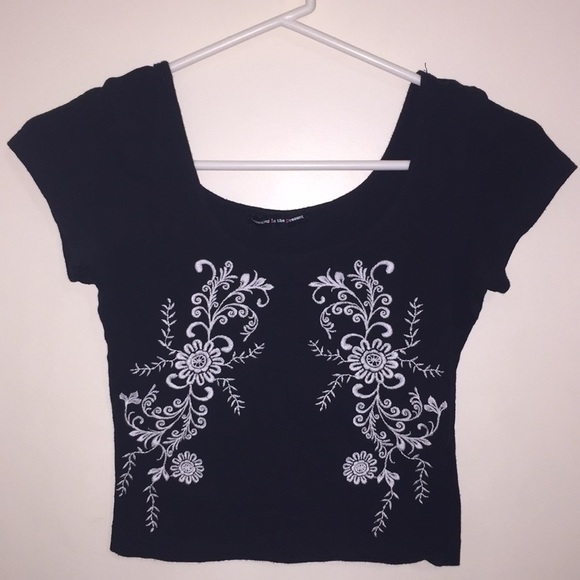 ✨ EMBROIDERED CROP TOP ✨ - Picture 2 of 3